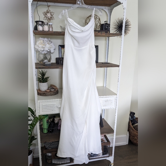 Elegant White Wedding Gown - Picture 13 of 16